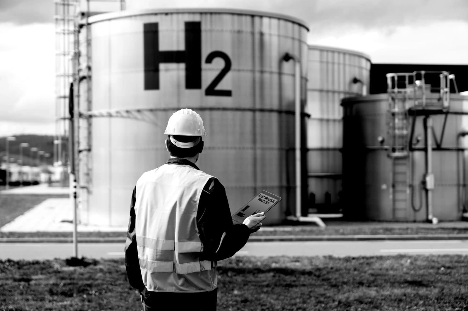 Arbeiter vor einer Wasserstofffproduktion